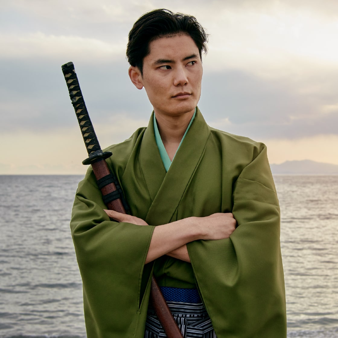 Japansk samuraj i kimono med en katana