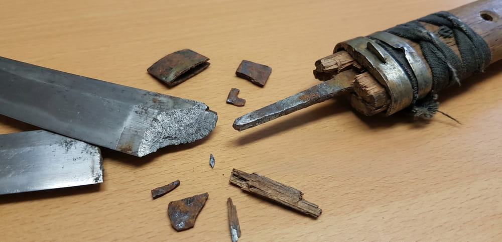 Detaljer att kontrollera på en katana av enklare kvalitet